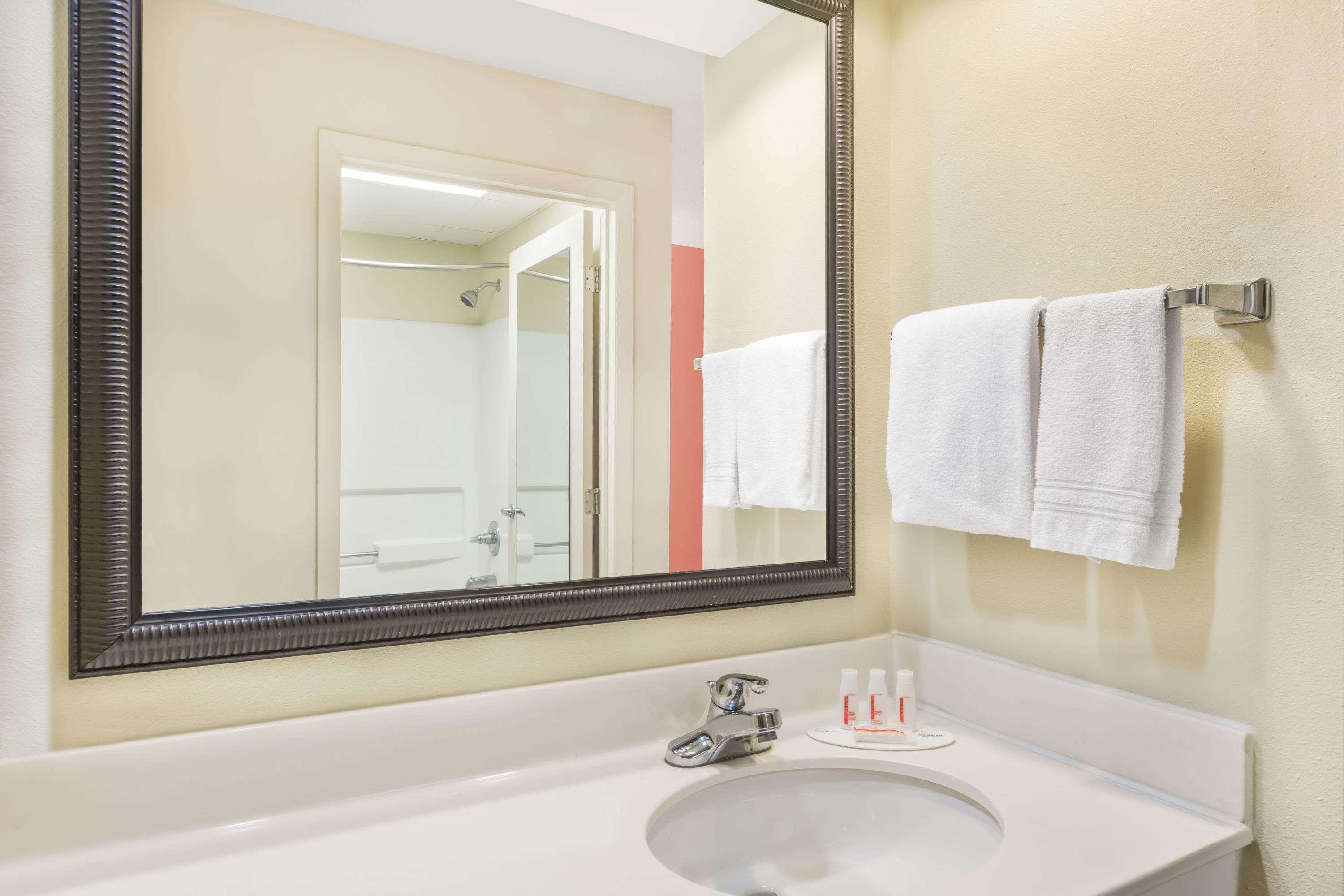 Days Inn By Wyndham Shallotte Bagian luar foto