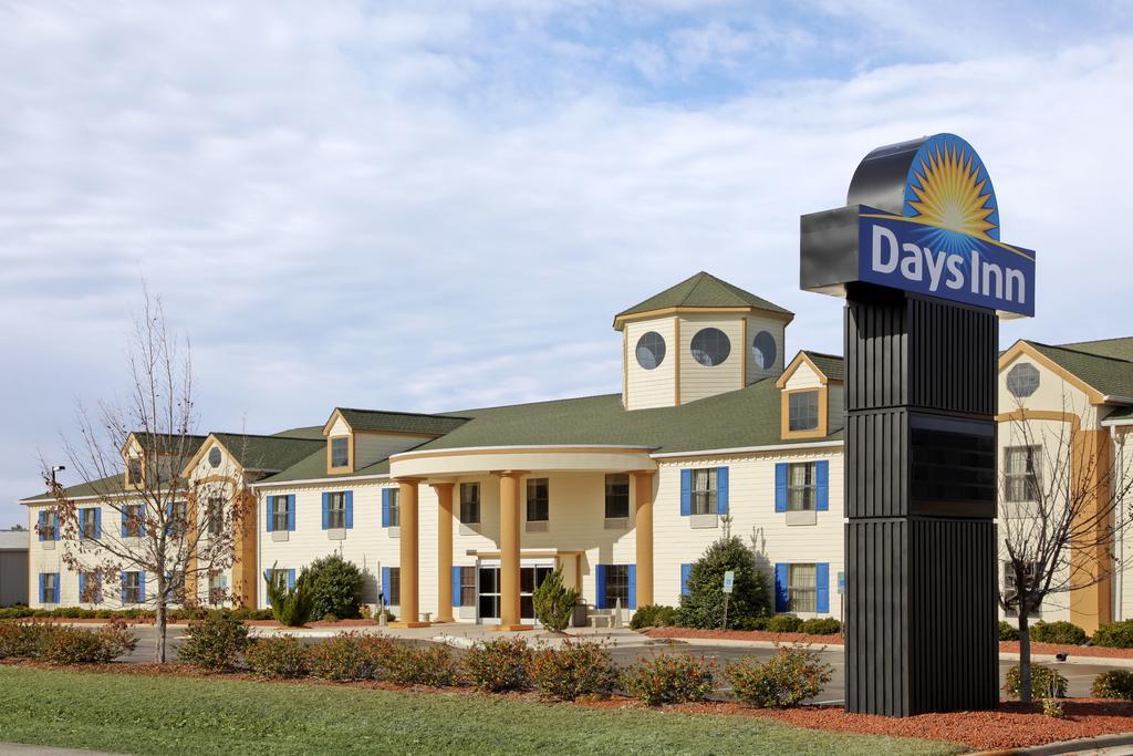 Days Inn By Wyndham Shallotte Bagian luar foto