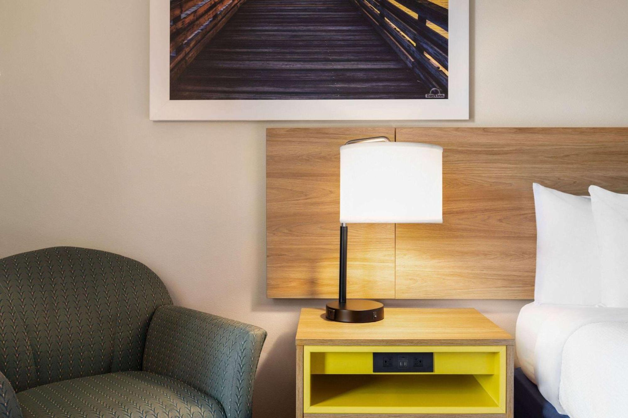 Days Inn By Wyndham Shallotte Bagian luar foto