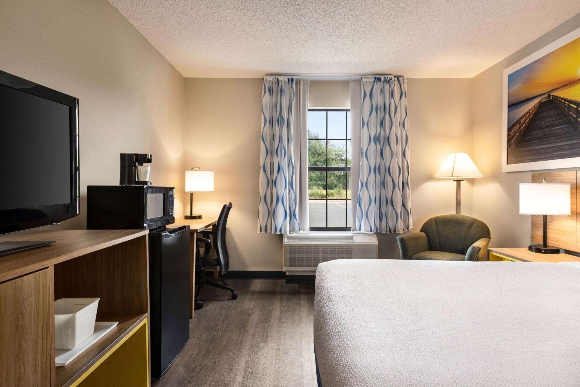 Days Inn By Wyndham Shallotte Bagian luar foto
