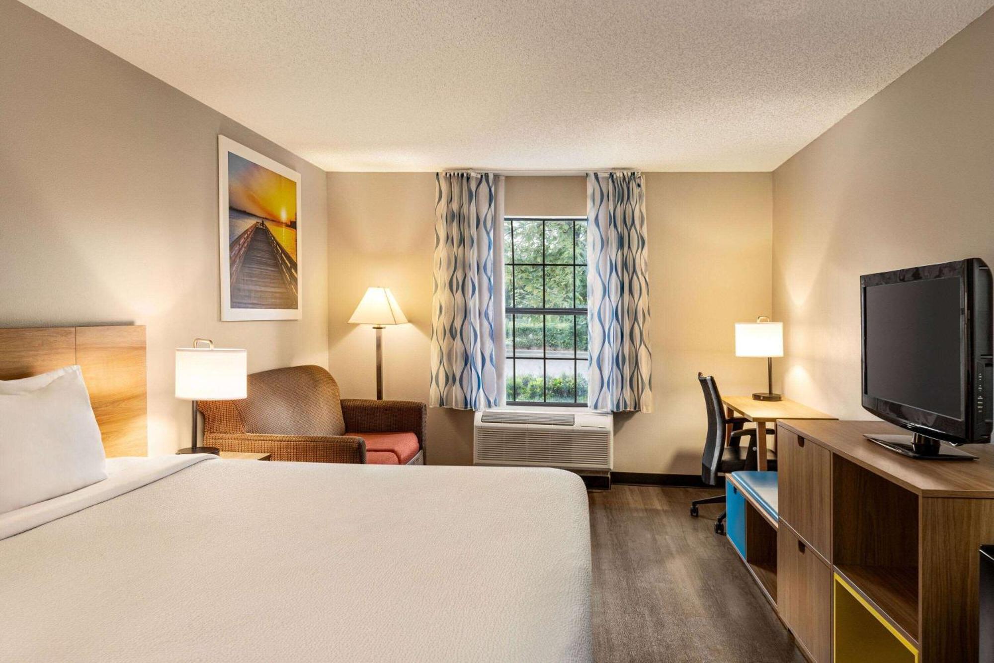 Days Inn By Wyndham Shallotte Bagian luar foto
