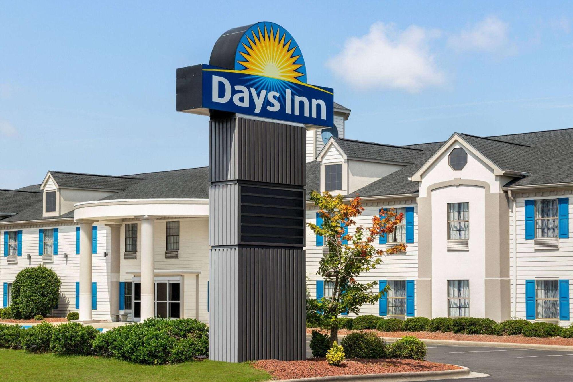 Days Inn By Wyndham Shallotte Bagian luar foto